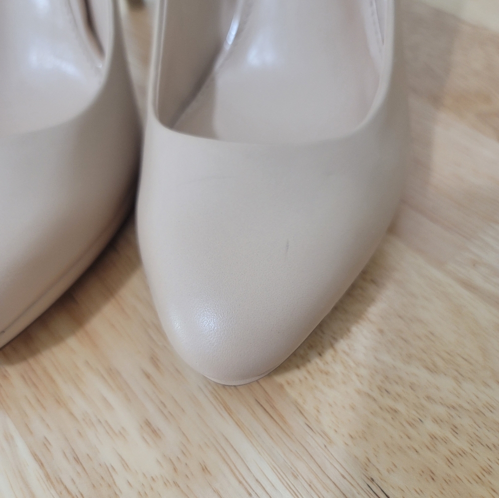 Bannana Republic Cream Stilettos size 7. With a 4 inch heel. Very crisp. - Picture 4 of 17